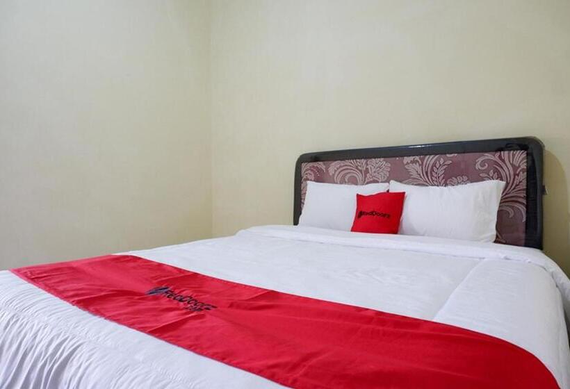 ペンション Reddoorz Syariah Near Alun Alun Pacitan 2