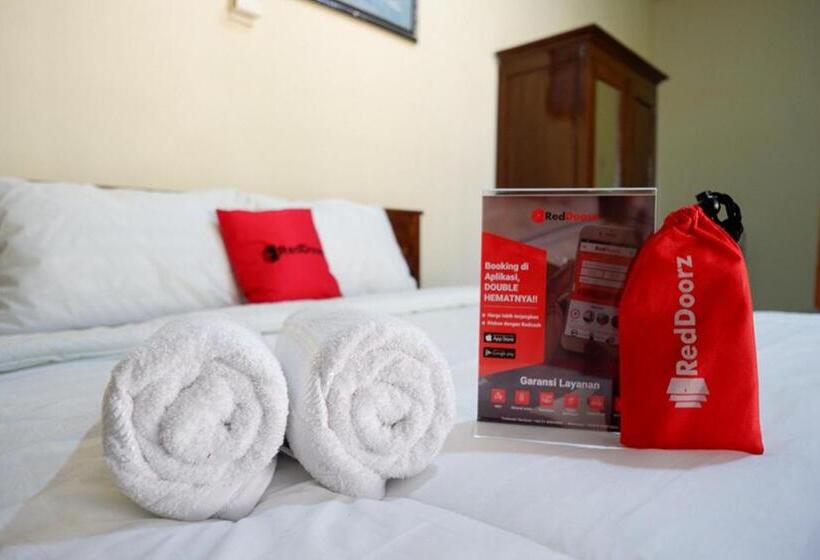 ペンション Reddoorz Syariah Near Alun Alun Pacitan 2