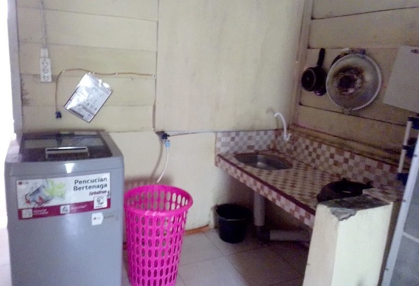 펜션 Simeulue Surf Guest House