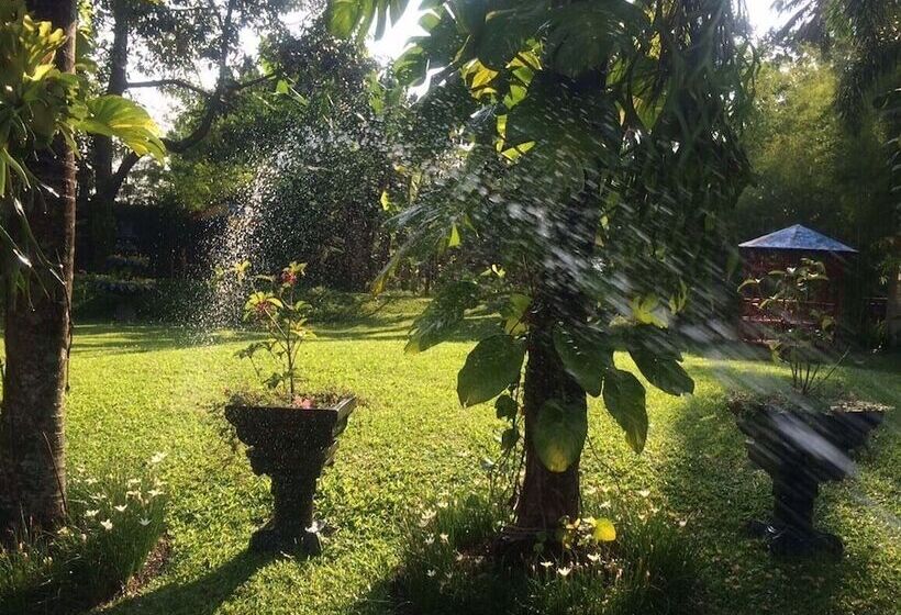 Пансион The Garden Family Guest House