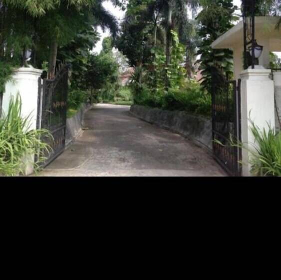 بنسيون The Garden Family Guest House