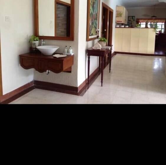 Пансион The Garden Family Guest House