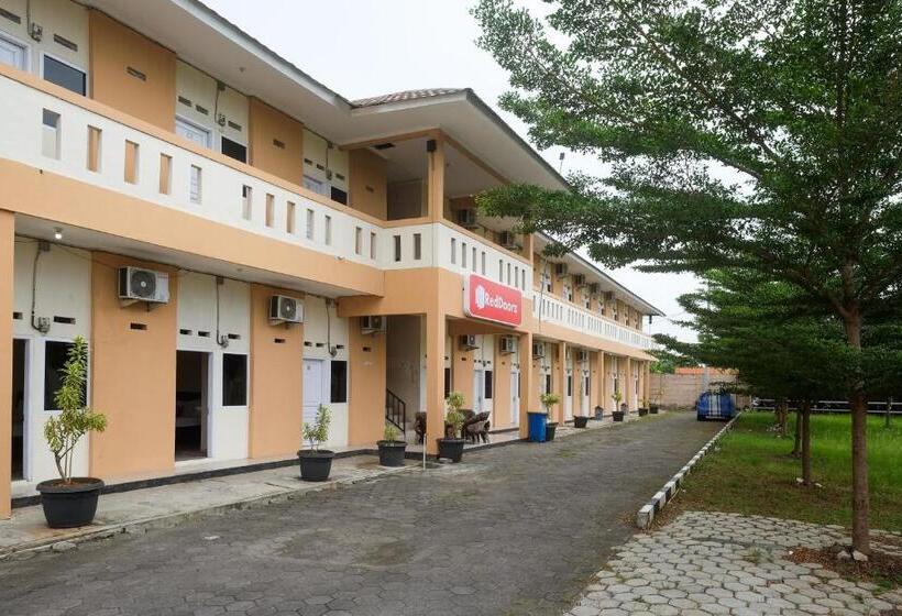 הוסטל Reddoorz At Putri Syariah Brebes