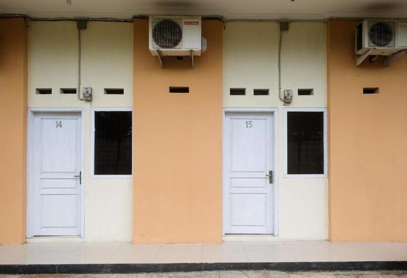 הוסטל Reddoorz At Putri Syariah Brebes