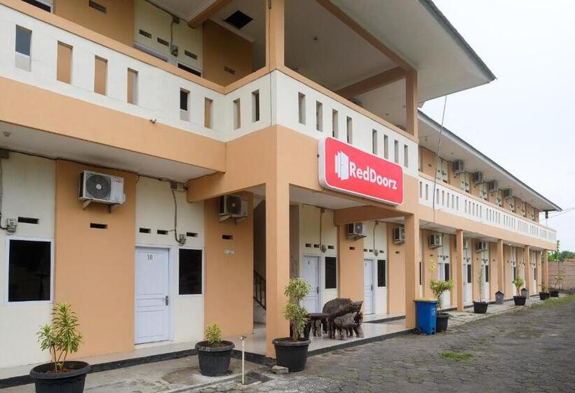הוסטל Reddoorz At Putri Syariah Brebes