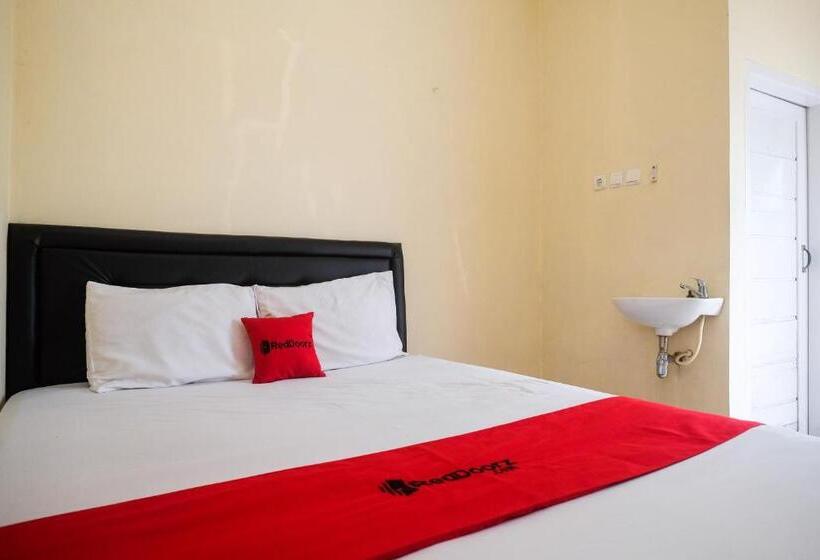 הוסטל Reddoorz At Putri Syariah Brebes