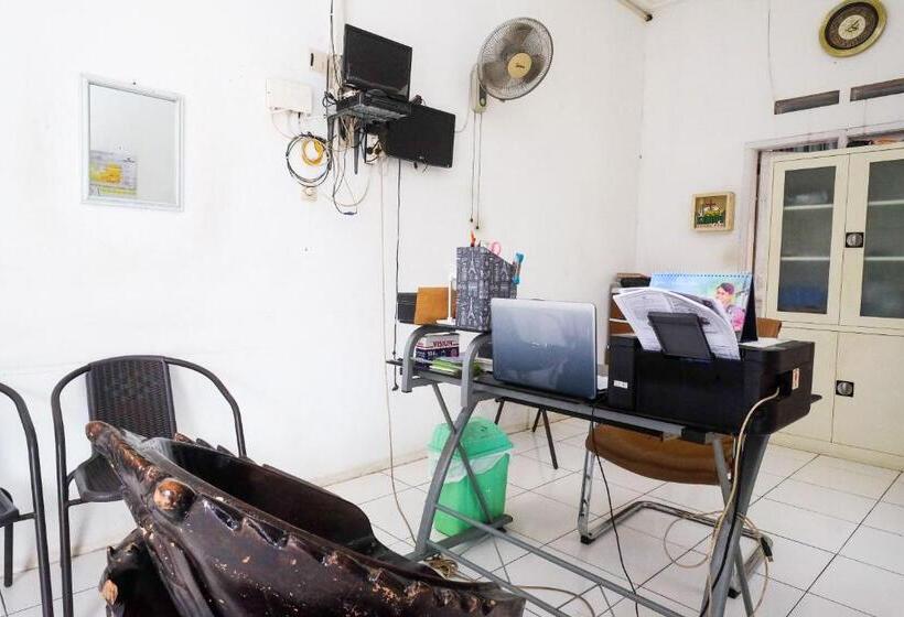 הוסטל Reddoorz At Putri Syariah Brebes