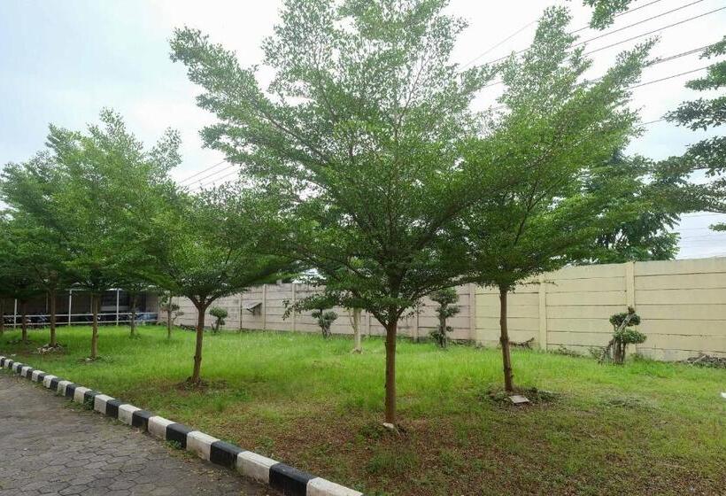 فندق صغير Reddoorz At Putri Syariah Brebes