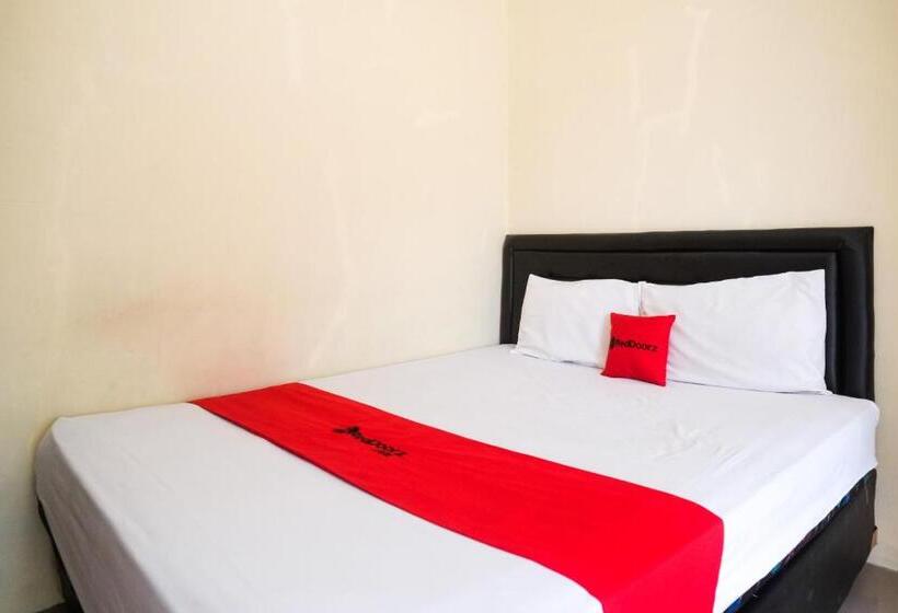 הוסטל Reddoorz At Putri Syariah Brebes
