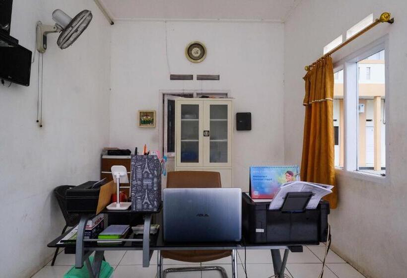 فندق صغير Reddoorz At Putri Syariah Brebes