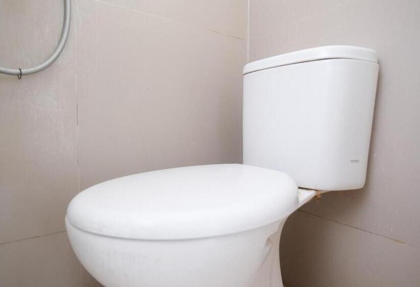 הוסטל Reddoorz At Putri Syariah Brebes