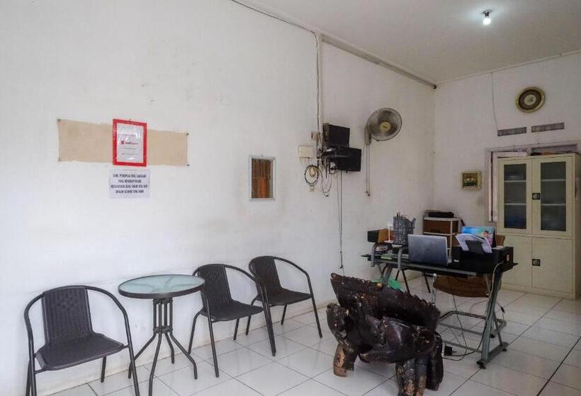 הוסטל Reddoorz At Putri Syariah Brebes