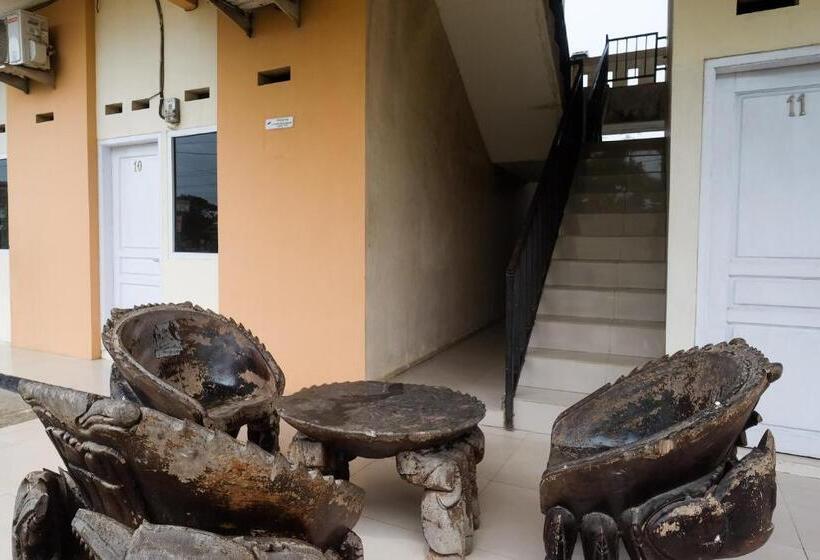 הוסטל Reddoorz At Putri Syariah Brebes