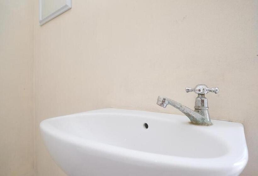 הוסטל Reddoorz At Putri Syariah Brebes