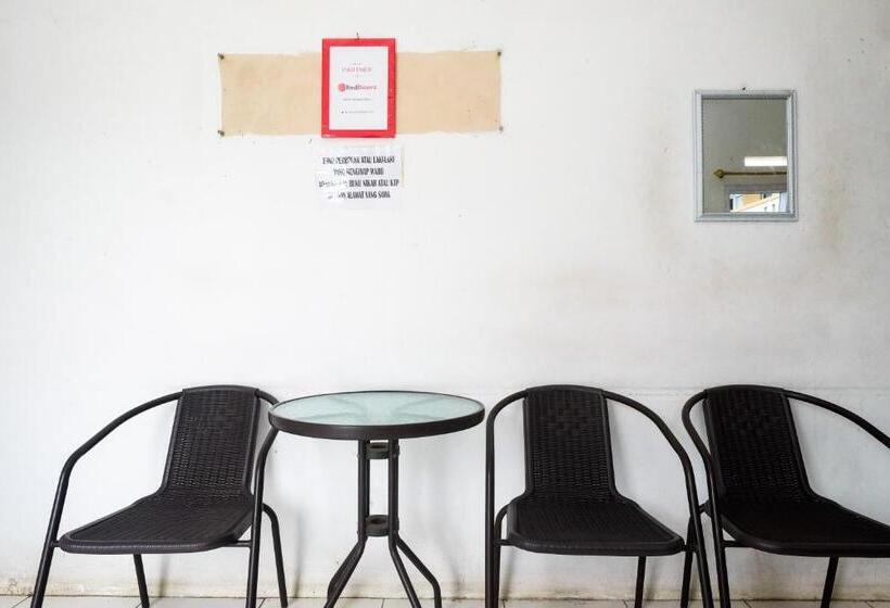 فندق صغير Reddoorz At Putri Syariah Brebes