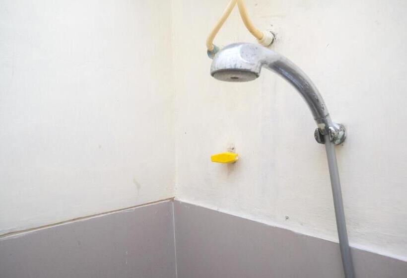 הוסטל Reddoorz At Putri Syariah Brebes