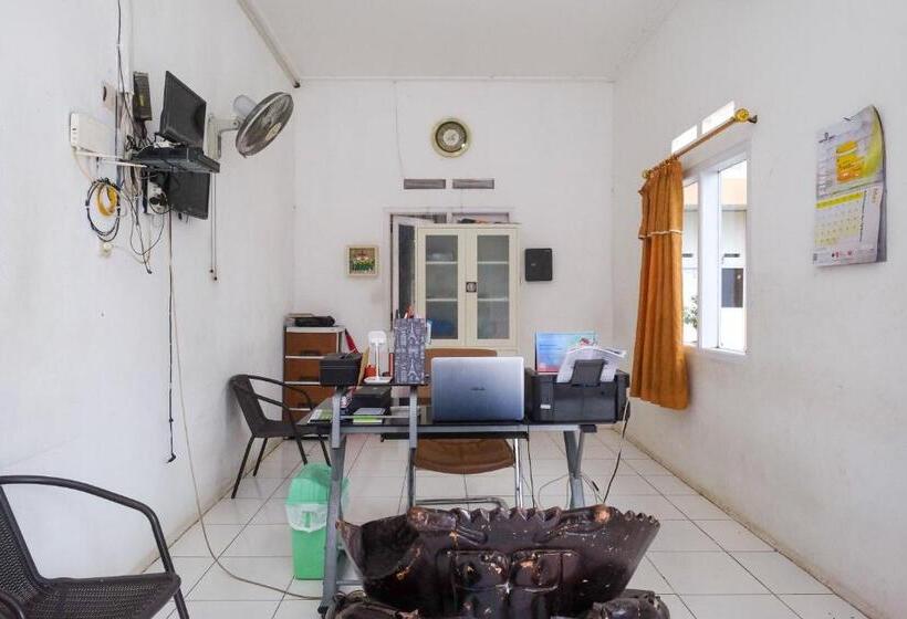 فندق صغير Reddoorz At Putri Syariah Brebes