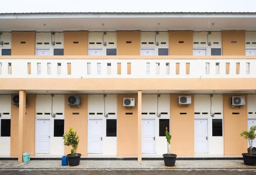 فندق صغير Reddoorz At Putri Syariah Brebes