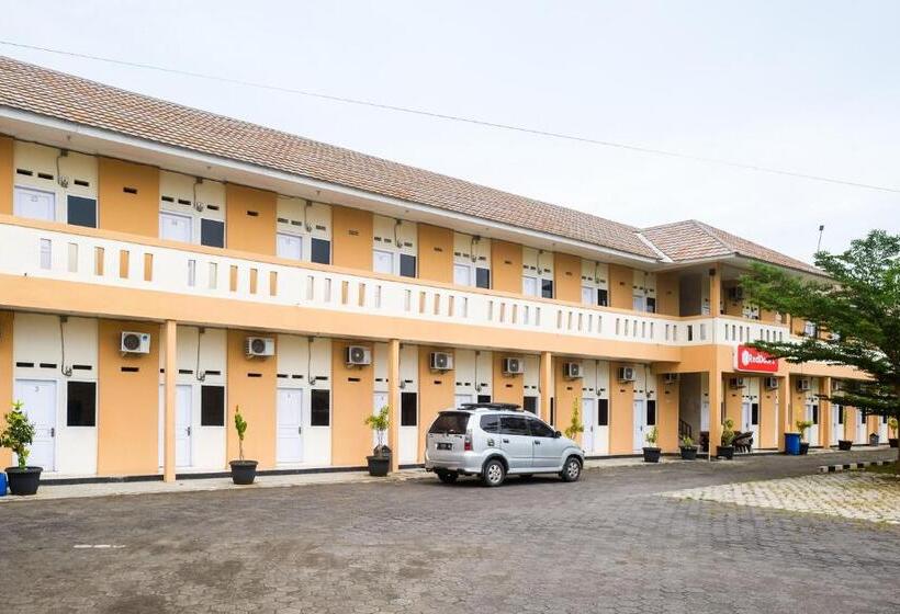 הוסטל Reddoorz At Putri Syariah Brebes