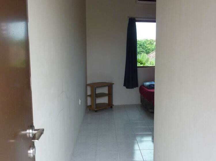 הוסטל Surfers Dorm House