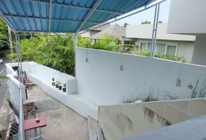 הוסטל Surfers Dorm House