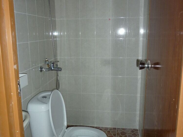 הוסטל Surfers Dorm House