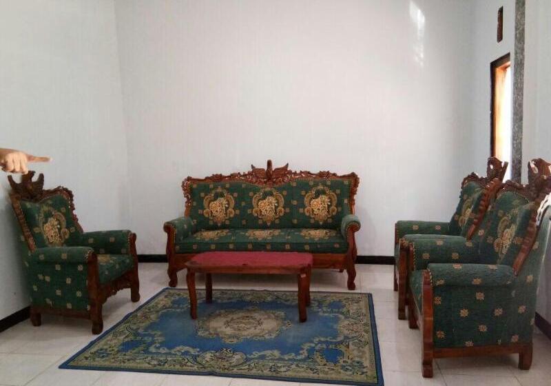 مبيت وإفطار Agung Safira Homestay
