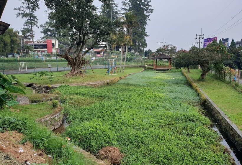 ベッドアンドブレックファースト Cisarua Indah Cottage