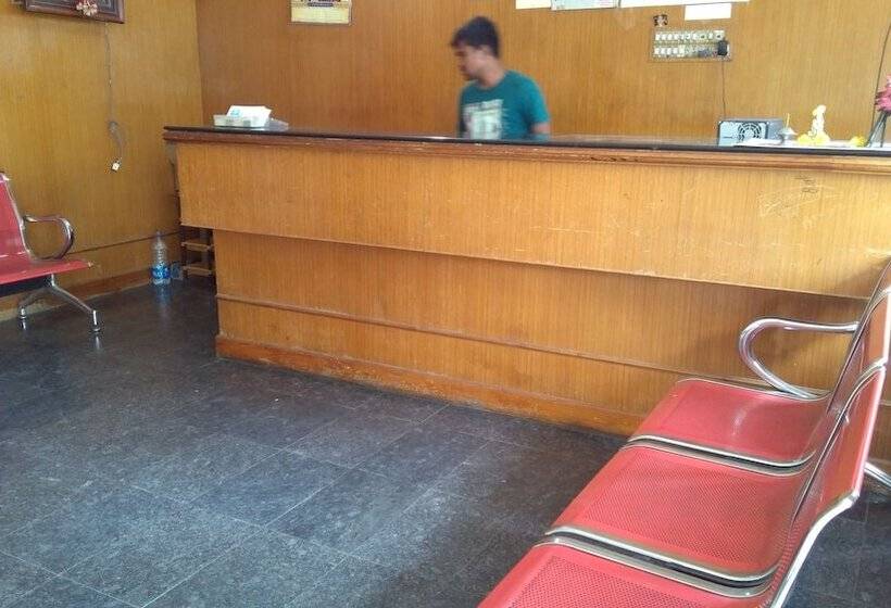 호텔 Iroomz Nama Residency