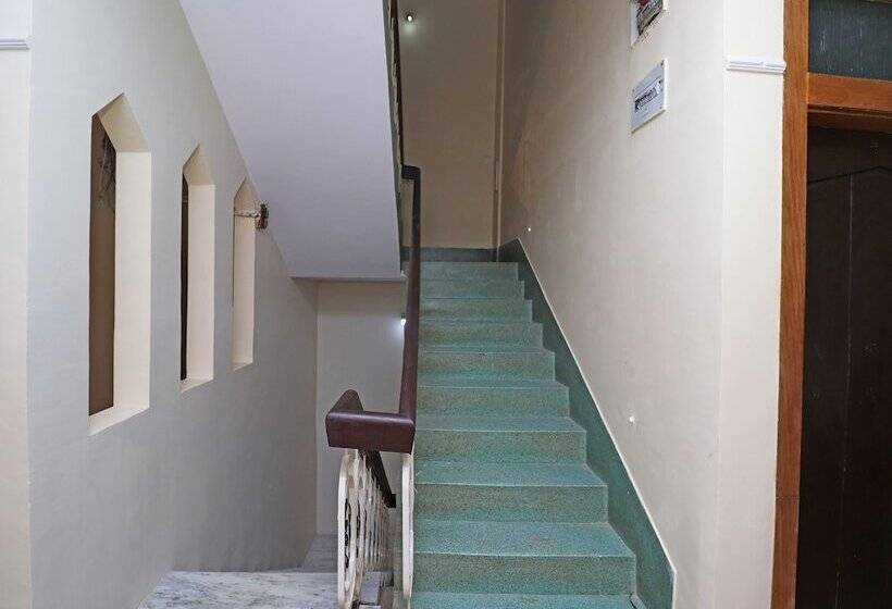 فندق Samrat By Oyo Rooms