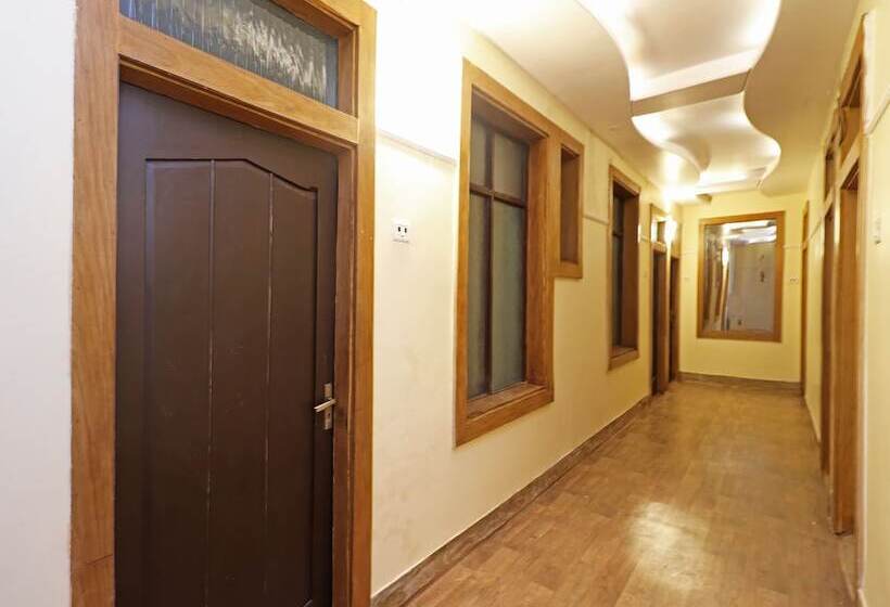 فندق Samrat By Oyo Rooms