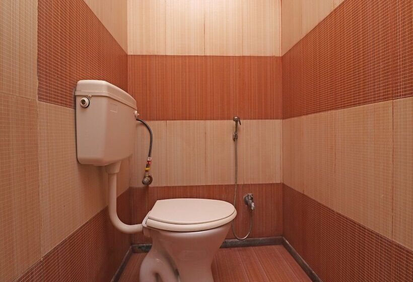 فندق Samrat By Oyo Rooms