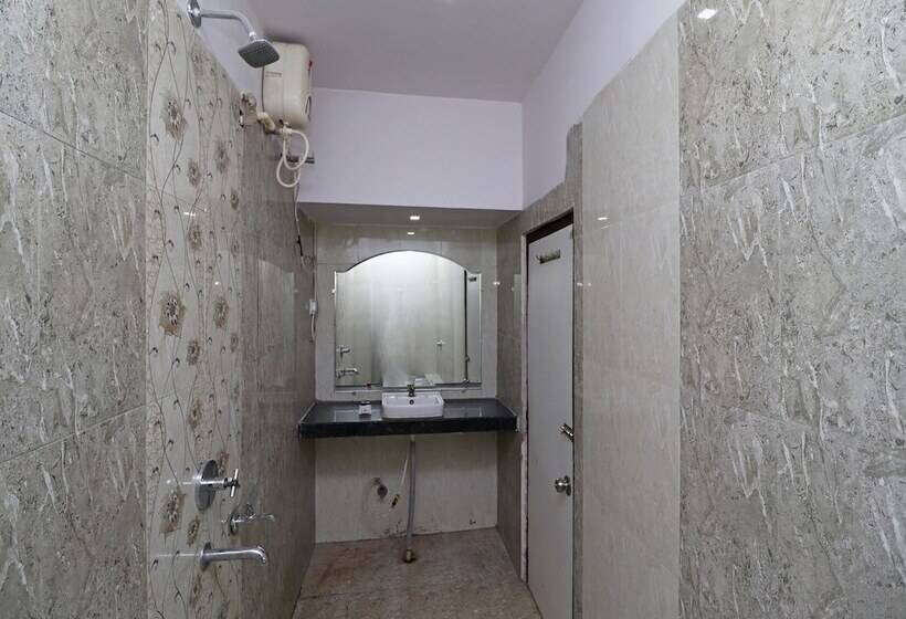 فندق Samrat By Oyo Rooms