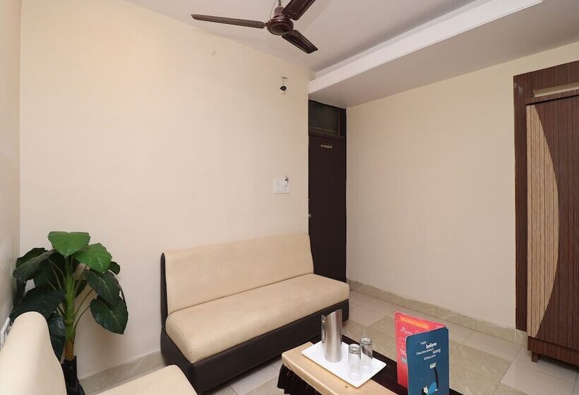 فندق Samrat By Oyo Rooms