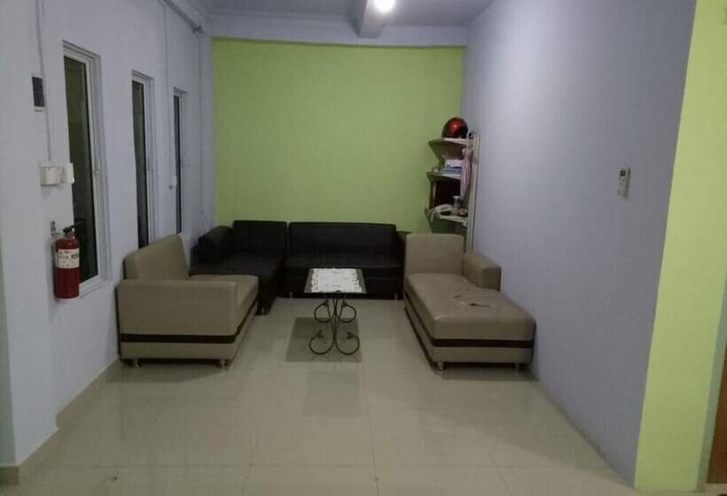 בית מלון כפרי Tachi Stay Guesthouse Syariah