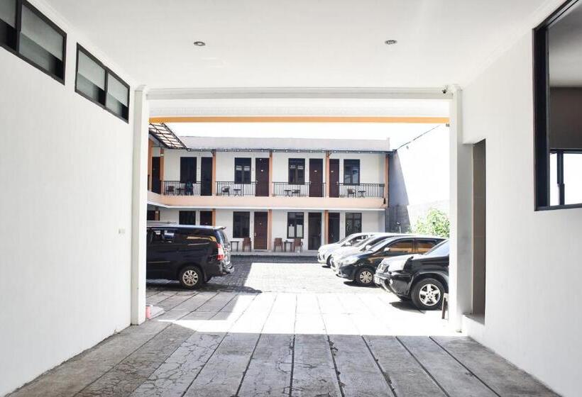 Мотель Reddoorz Near Alun Alun Wonosobo