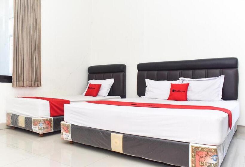 Мотель Reddoorz Near Alun Alun Wonosobo