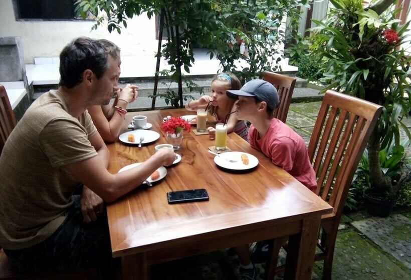 פנסיון Manada Guesthouse