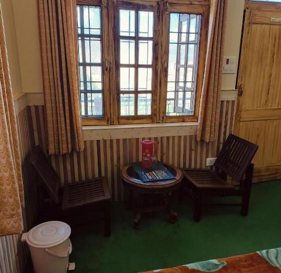 호스텔 Lovon Hotel And Restaurant