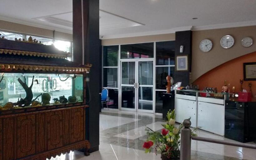 فندق Central City