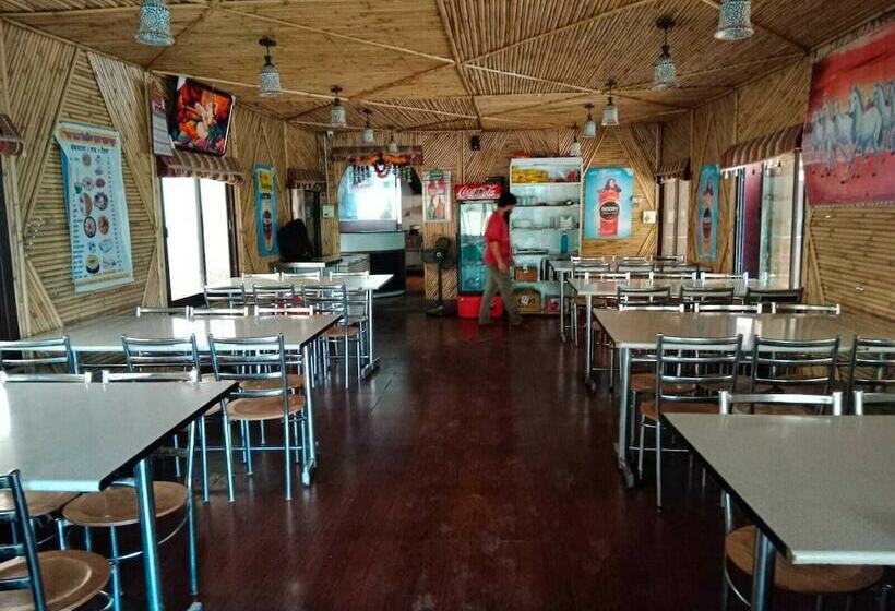 호텔 Friends Club Resort & Restaurant