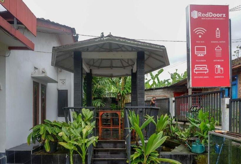 Отель Reddoorz Near Alun Alun Wonosobo 2