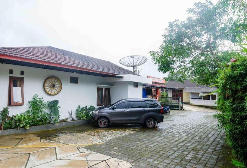 Отель Reddoorz Near Alun Alun Wonosobo 2