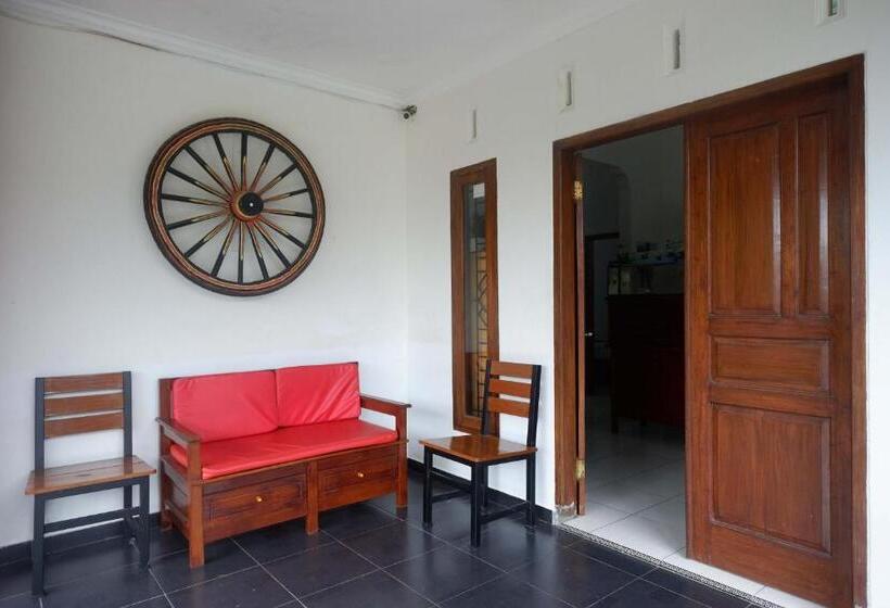 Отель Reddoorz Near Alun Alun Wonosobo 2
