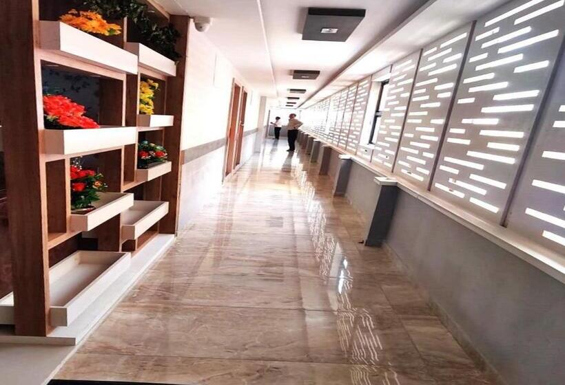 Hotel The Grand Takshak