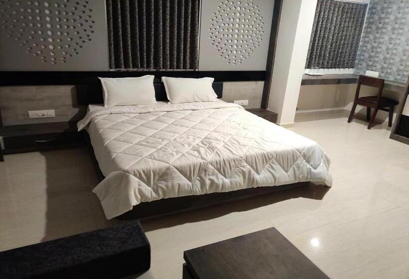 Hotel The Grand Takshak