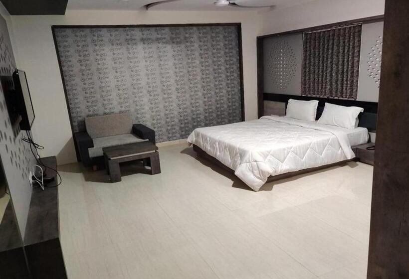 Hotel The Grand Takshak