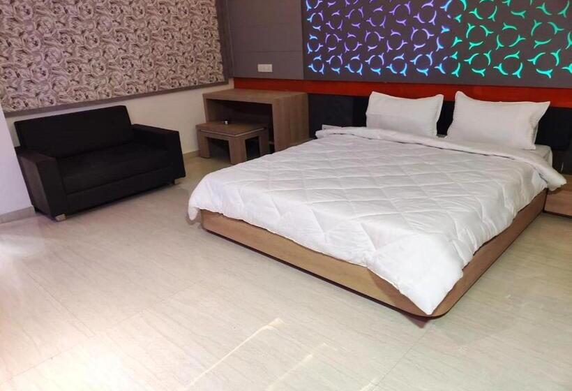 Hotel The Grand Takshak