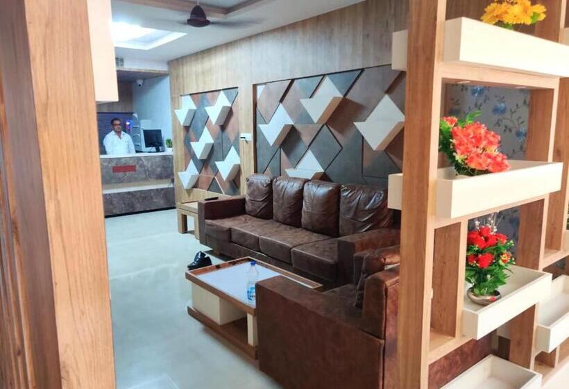 Hotel The Grand Takshak