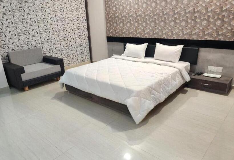 Отель The Grand Takshak